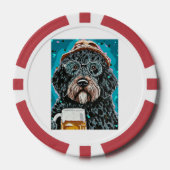 Bernedoodle mit einer Tasse Pokerchips (Vorderseite)