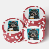 Bernedoodle mit einer Tasse Pokerchips (Stapel)