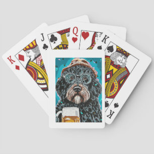 Bernedoodle mit einer Tasse Spielkarten