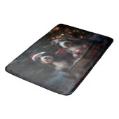 Bernedoodle Snowy Sleigh Weihnachtsdekor Badematte (Schrägansicht)