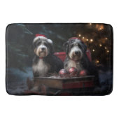 Bernedoodle Snowy Sleigh Weihnachtsdekor Badematte (Vorderseite)