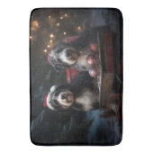 Bernedoodle Snowy Sleigh Weihnachtsdekor Badematte (Vorderseite Vertikal)