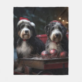 Bernedoodle Snowy Sleigh Weihnachtsdekor Fleecedecke (Vorderseite)