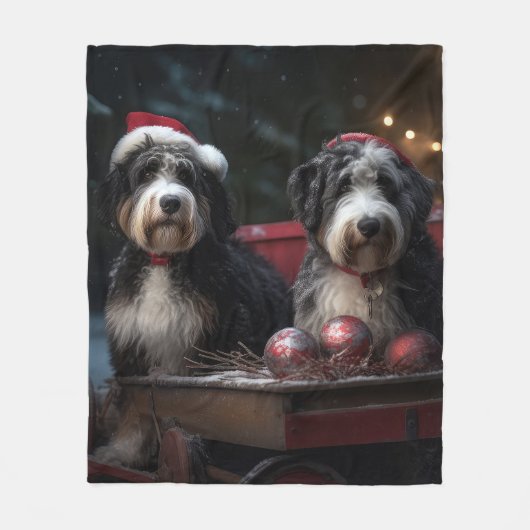 Bernedoodle Snowy Sleigh Weihnachtsdekor Fleecedecke (Vorderseite)