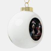 Bernedoodle Snowy Sleigh Weihnachtsdekor Keramik Kugel-Ornament (Links)