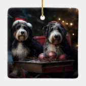 Bernedoodle Snowy Sleigh Weihnachtsdekor Keramikornament (Rückseite)