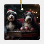 Bernedoodle Snowy Sleigh Weihnachtsdekor Keramikornament (Vorderseite)