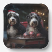 Bernedoodle Snowy Sleigh Weihnachtsdekor Pappteller (Vorderseite)