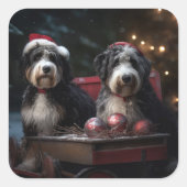 Bernedoodle Snowy Sleigh Weihnachtsdekor Quadratischer Aufkleber (Vorderseite)