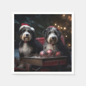 Bernedoodle Snowy Sleigh Weihnachtsdekor Serviette (Vorderseite)
