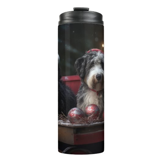 Bernedoodle Snowy Sleigh Weihnachtsdekor Thermosbecher (Vorderseite)