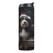 Bernedoodle Snowy Sleigh Weihnachtsdekor Thermosbecher (Nach links gedreht)