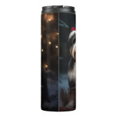 Bernedoodle Snowy Sleigh Weihnachtsdekor Thermosbecher (Rückseite)