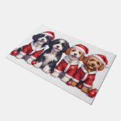 Bernedoodle-Weihnachtskleid mit Santa-Hut Fußmatte (Schrägansicht)