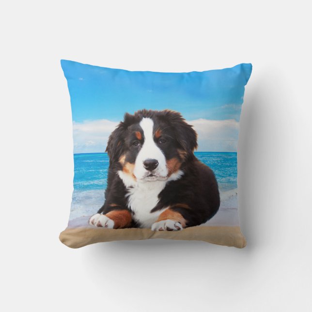 Berner Hund sitzend am Strand Kissen (Vorderseite)