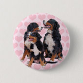 Berner Hunde mit rosa Herzen Button (Vorderseite)