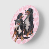 Berner Hunde mit rosa Herzen Runde Wanduhr (Winkel)