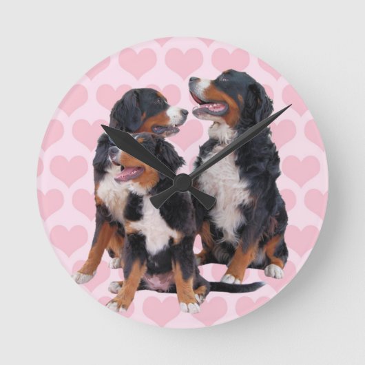Berner Hunde mit rosa Herzen Runde Wanduhr (Vorderseite)