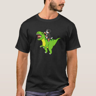 Berner Sennenhund reitet Rex Dinosaurier Hund   T-Shirt