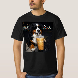 Berner Sennenhund trinkt eisgekühlten Kaffee T-Shirt