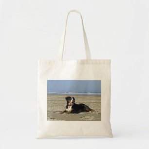 Bernese-Berg-HundLayin auf beach.png Tragetasche