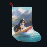 Bernese Mountain Beach Surf Malerei Kleiner Weihnachtsstrumpf<br><div class="desc">Tauchen Sie ein in die spielerische Welt des Kaninchen-Abenteuers mit diesem faszinierenden Bild. Ein gepflegter Hund geht zu den Wellen und reitet geschickt auf einem sonnengeküssten Strand. Das lebendige Kunstwerk vereint wunderbar das Wesentliche der Erregung am Strand, während der Hund furchtlos auf den Wellen reitet und den Geist von Spaß...</div>