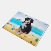 Bernese Mountain Dog am Strand Fußmatte (Schrägansicht)