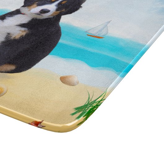 Bernese Mountain Dog am Strand Schneidebrett (Ecke)