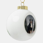 Bernese Mountain Dog im Schnee Weihnachten Keramik Kugel-Ornament (Links)