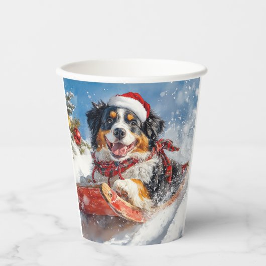 Bernese Mountain Dog in Sledge Weihnachten Pappbecher (Vorderseite)