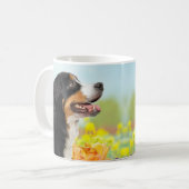 Bernese Mountain dog in the flower garden Kaffeetasse (Vorderseite Links)