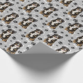Bernese Mountain Dog Paw Print Pattern Geschenkpapier (Ecke)