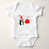 Bernese Mountain Hund mit rotem Weihnachtsschmuck Baby Strampler (Vorderseite)