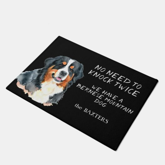 Bernese Mountain Hund muss nicht zweimal klopfen Fußmatte (Schrägansicht)