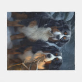 Bernese Mountain Snowy Sleigh Weihnachtsdekor Fleecedecke (Vorderseite (Horizontal))