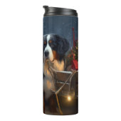 Bernese Mountain Snowy Sleigh Weihnachtsdekor Thermosbecher (Nach rechts gedreht)