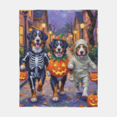 Bernese Mountain Trick oder Treating zu Halloween Fleecedecke (Vorderseite)