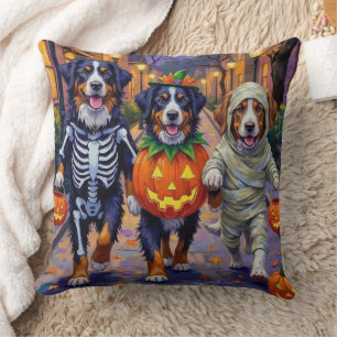 Bernese Mountain Trick oder Treating zu Halloween Kissen