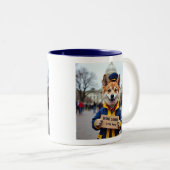 Bernie Sanders ist mein Held Shiba Inu Protester Zweifarbige Tasse (VorderseiteRechts)