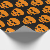 Bernstein auf schwarzen Skulls Geschenkpapier (Ecke)