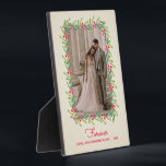 Berries und Greenery Foto mit Easel Fotoplatte<br><div class="desc">Dieses hübsche Tabletop Foto Easel besticht durch ein Aquarelldesign aus grünen Blätter und Beeren rund um Ihr Lieblings-VERTICAL-Foto auf einem einfachen, blassfarbenen Elfenbeinhintergrund. ÄNDERN Sie das Sprichwort, die Schriftart und die Farbe des Schriftartes. Gut als Geschenk oder um Ihr Lieblings-Foto in Ihrer eigenen Zuhause zu zeigen. **HORIZONTAL Vorlage in unserem...</div>