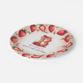 Berry 1st Birthday Plate Letter B Cake Design Pappteller (Schrägansicht)