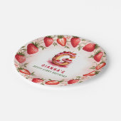 Berry 1st Birthday Plate Letter G Cake Design Pappteller (Schrägansicht)