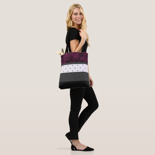 Berry Charcoal Black Polka Dot Streifen Tasche (Am Model)