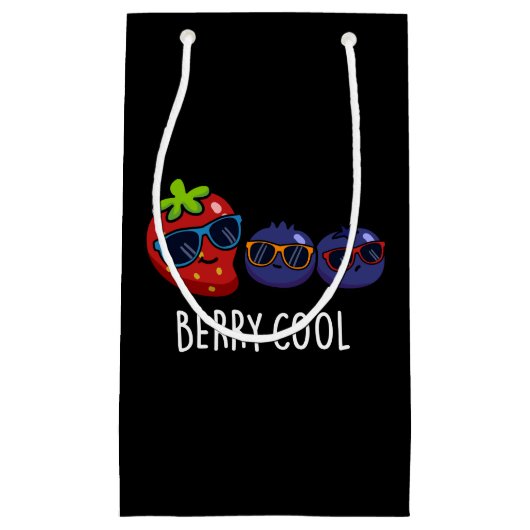 Berry Cool Funny Strawberry Blueberry Pun Dark BG Kleine Geschenktüte (Vorderseite)
