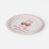 Berry Erster Erdbeergeburtstag Pink Bow Gingham Pappteller (Schrägansicht)