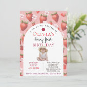 Berry Erster Geburtstag Erdbeermädchen Foto Einladung (Stehend Vorderseite)