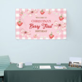 Berry erster Geburtstag rosa Gingham Erdbeermädche Banner (Messeveranstaltung)