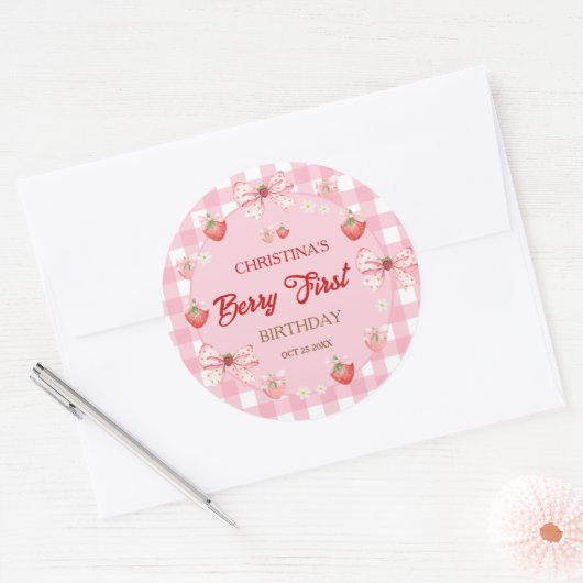 Berry erster Geburtstag rosa Gingham Erdbeermädche Runder Aufkleber (Umschlag)