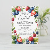 Berry Exited Watercolor Strawberry Bridal Shower Einladung (Stehend Vorderseite)